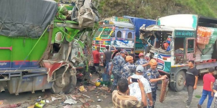 दुईवटा ट्रक एकआपसमा ठोक्किंदा सात जना घाइते