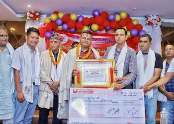 कृष्ण सेन इच्छुक स्मृति पत्रकारिता पुरस्कारबाट देवकोटा र झा सम्मानित