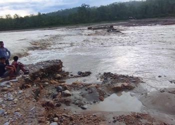 बाढीले डाइभर्सन बगाउँदा नारायणगढ-बुटवल सडकखण्ड अवरुद्ध
