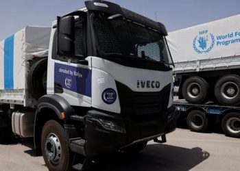 गाजामा राहत सामग्री बोकेका ट्रकलाई घेरेर नागरिकले खाद्य सामग्री लगे