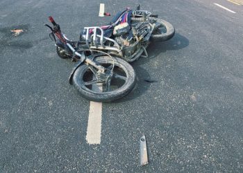 बिग्रेर रोकिएको ट्रकमा तीव्र गतिको मोटरसाइकल ठोक्किँदा २ युवकको मृत्यु, अर्का घाइते
