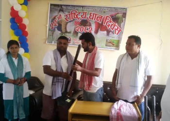 धान दिवसमा सखुवा प्रसौनी गाँउपालिकाले किसानलाई बाँड्यो कोदालो ,गम्छा ओढाएर गर्‍यो सम्मान