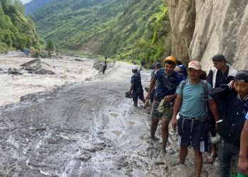 भोटेकोशीको बाढीबाट समस्यामा परेका ४ सय ८५ जनालाई गन्तव्यतर्फ पठाइयो