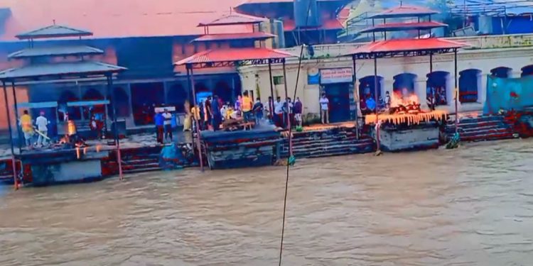 जनकपुरमा रेल र कार ठोक्किए