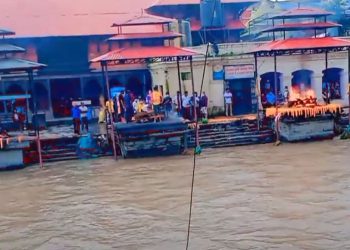 पशुपतिमा जलाउँदै गरेको शवको हड्डी पाँच सय रुपैयाँमा बेचियो