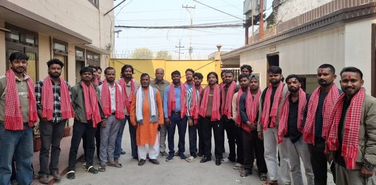 रिमा यादवलाई समर्थन गर्दै वीरगञ्ज–२५ का युवाहरू नेकपा एमालेमा प्रवेश