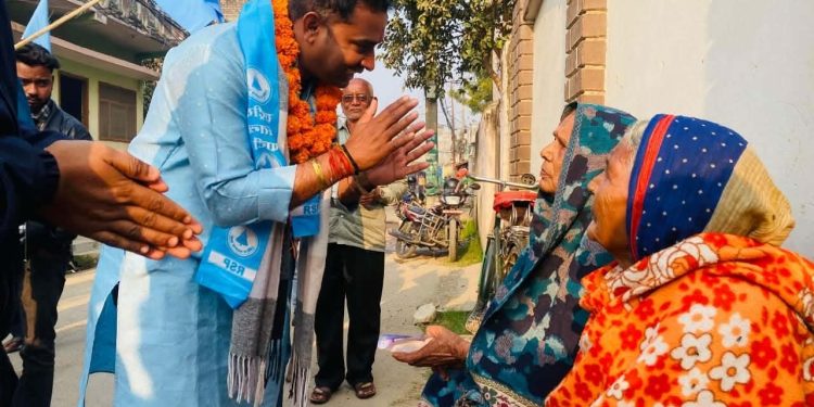 वीरगञ्जमा रास्वपा उम्मेदवार कानुको घरदैलो, ‘सय दिनमै परिवर्तनको अनुभूति दिलाउने’ प्रतिबद्धता