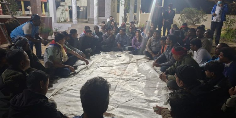 बिरगंज ३१ का बुद्धिजीवीहरुको समुहले पार्टी प्रवेश नगरिकनै घण्टीमा मतदान गर्ने भद्र सहमती ।