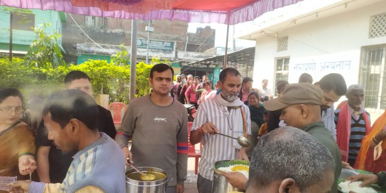 वीरगन्ज समाज सेवा द्वारा नारायणी अस्पताल वीरगन्जमा साप्ताहिक निशुल्क भोजन कार्यक्रम सभ्य एवं भव्य रुपले सुसम्पन्न ।