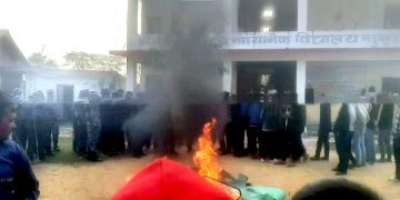 पर्साको महुवनमा विद्यार्थीको प्रदर्शन, विद्यालयमा आगजनी