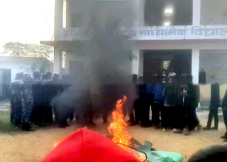 पर्साको महुवनमा विद्यार्थीको प्रदर्शन, विद्यालयमा आगजनी