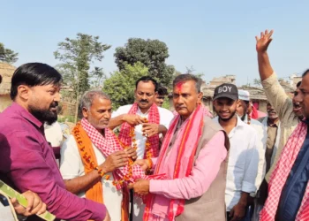 पर्सा–२ का कांग्रेस उम्मेदवार अजयकुमार चौरसियाले घरदैलो गर्दै मतदातासँग संवाद
