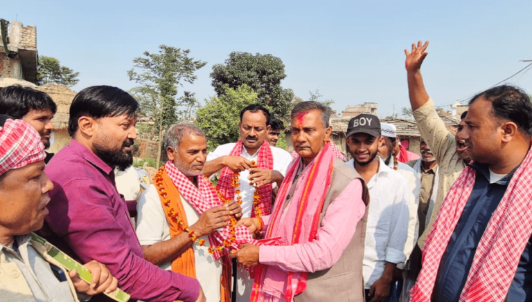 पर्सा–२ का कांग्रेस उम्मेदवार अजयकुमार चौरसियाले घरदैलो गर्दै मतदातासँग संवाद