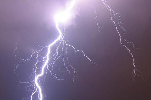 चट्याङ लागेर एक बालिकाको मृत्यु, दुईजना घाइते