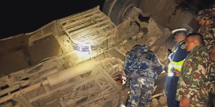 पोखराबाट काठमाडौँ आउँदै गरेको बस धादिङमा दुर्घटना, १७ जनाको मृत्यु, २४ घाइते