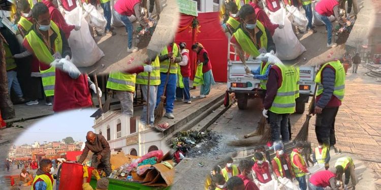 महाशिवरात्रीमा थुप्रिएका फोहोरमैला सफागर्दै सफाईकर्मीहरु