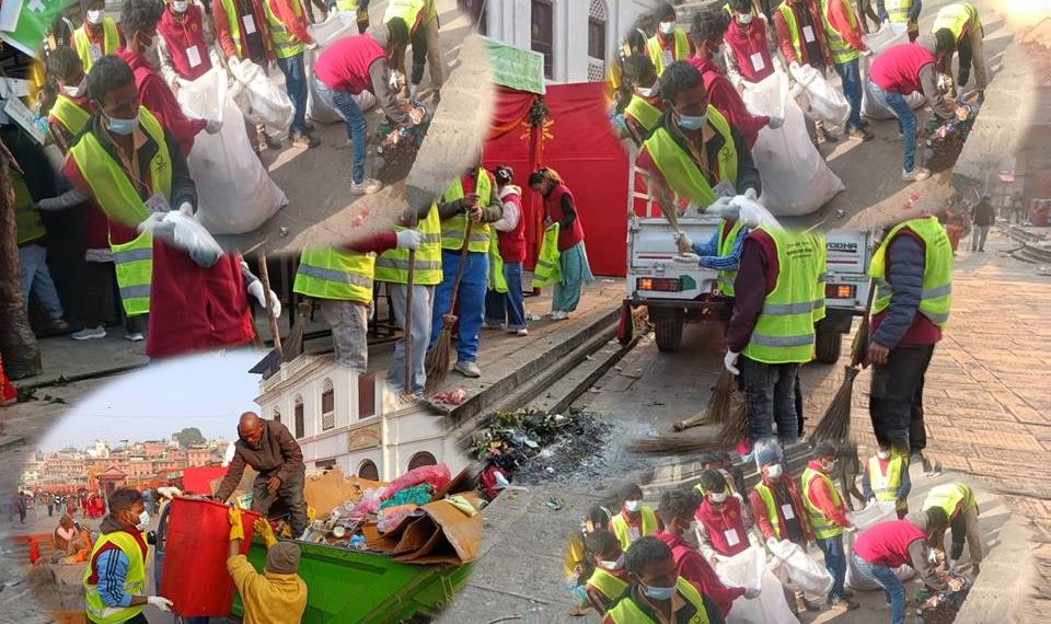 महाशिवरात्रीमा थुप्रिएका फोहोरमैला सफागर्दै सफाईकर्मीहरु