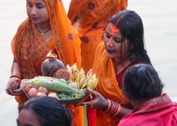 उदाउँदो सूर्यलाई अर्घ्य अर्पण गर्दै चैती छठ सम्पन्न