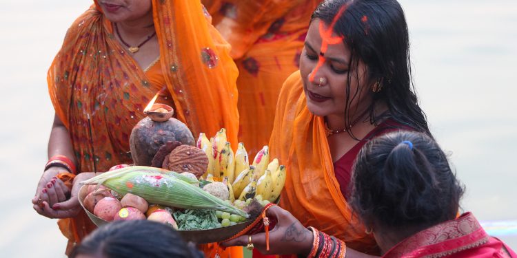 उदाउँदो सूर्यलाई अर्घ्य अर्पण गर्दै चैती छठ सम्पन्न