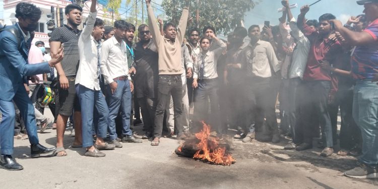 वीरगञ्जमा विद्यार्थी प्रदर्शन, घण्टाघर क्षेत्रको सडक अवरुद्ध
