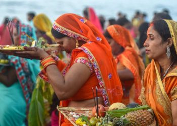 चैती छठ पर्वको मुख्य दिन आज, अस्ताउँदो सूर्यलाई अर्घ दिइँदै