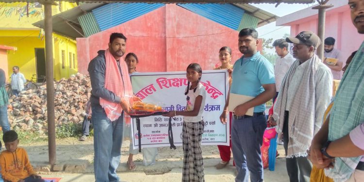 शहरी गरिबी निवारण मंच द्वारा कलैया उपमहानगरको सहयोगमा बालबालिकाहरुमा शैक्षिक सामाग्री वितरण ।