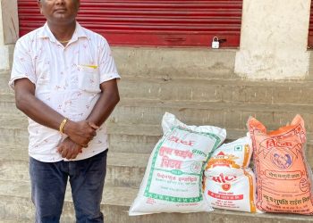विपन्न परिवारलाई रास्वपाका युवा नेता बृजेश्वर चौधरीद्वारा खाद्यान्न सामग्री सहयोग