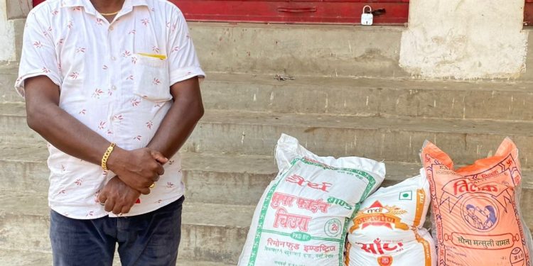 विपन्न परिवारलाई रास्वपाका युवा नेता बृजेश्वर चौधरीद्वारा खाद्यान्न सामग्री सहयोग