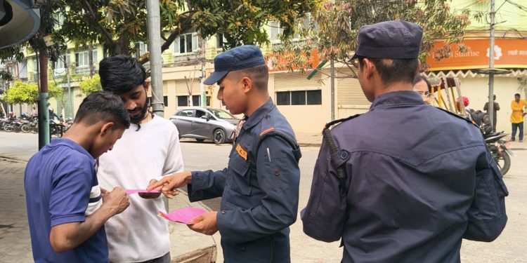 आदर्शनगरमा लैंगिक हिंसा विरुद्ध जनचेतना अभियान, सर्वसाधारणलाई पर्चा वितरण