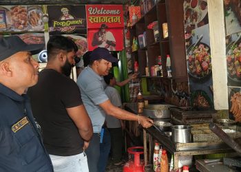 वीरगञ्जको गीता मन्दिर रोडमा अनुगमन : सरसफाइ र मापदण्ड उल्लङ्घन गर्ने ४ व्यवसायलाई २५ हजार जरिवाना