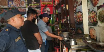 वीरगञ्जको गीता मन्दिर रोडमा अनुगमन : सरसफाइ र मापदण्ड उल्लङ्घन गर्ने ४ व्यवसायलाई २५ हजार जरिवाना