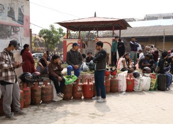 नेपाल आयल निगमले आधा सिलिन्डर ग्यास वितरण सुरु, टेकुमा उपभोक्ताको भिड