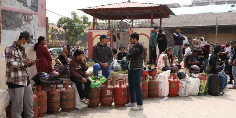 नेपाल आयल निगमले आधा सिलिन्डर ग्यास वितरण सुरु, टेकुमा उपभोक्ताको भिड