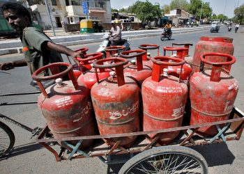 भैरहवामा एलपी ग्यास अभाव, सिलिण्डरका लागि उपभोक्ताको लामो लाइन