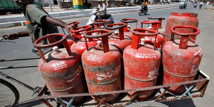 भैरहवामा एलपी ग्यास अभाव, सिलिण्डरका लागि उपभोक्ताको लामो लाइन