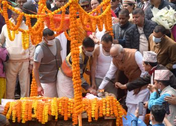 ओलीका पिता मोहनप्रसाद ओलीको पशुपति आर्यघाटमा अन्तेष्टि