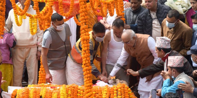 ओलीका पिता मोहनप्रसाद ओलीको पशुपति आर्यघाटमा अन्तेष्टि