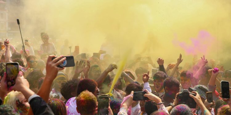 तराईमा हर्षोल्लासपूर्वक मनाइँदै होली पर्व