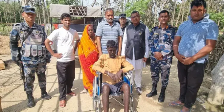वीरगन्ज हेल्थ केयरको सहयोगमा सशस्त्र प्रहरीले पर्साका चार अपांग व्यक्तिलाई ह्वीलचेयर वितरण