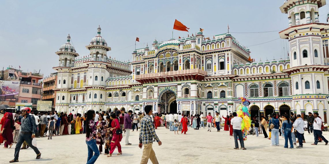 नयाँ वर्ष २०८३ मा जनकपुरधाममा भक्तजनको घुइँचो, धार्मिक पर्यटनमा उत्साह