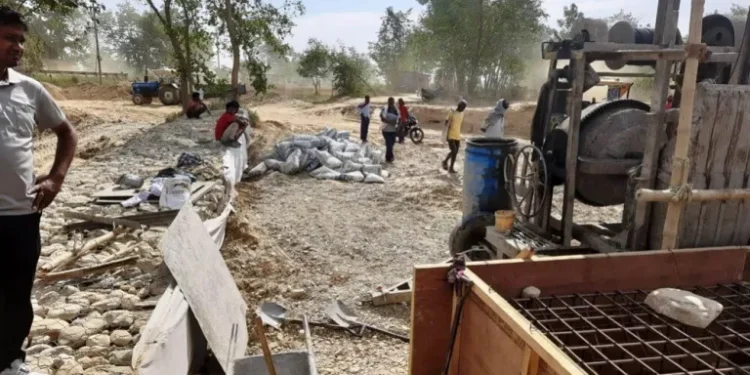 गण्डक नहरको तिलाबे खोलामा निर्माणाधीन बेलीब्रिज सुस्त गतिमा, तोकिएको समयमै सम्पन्न हुनेमा अन्योल