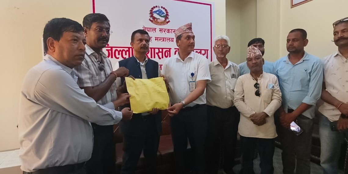 विभेदकारी सूचना तथा विज्ञापन नीतिविरुद्ध पर्साका सन्चारकर्मी द्वारा प्रमुख जिल्ला अधिकारी मार्फत प्रधानमन्त्रीलाई हस्ताक्षर सहित ज्ञापनपत्र बुझायो ।