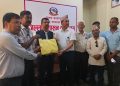 विभेदकारी सूचना तथा विज्ञापन नीतिविरुद्ध पर्साका सन्चारकर्मी द्वारा प्रमुख जिल्ला अधिकारी मार्फत प्रधानमन्त्रीलाई हस्ताक्षर सहित ज्ञापनपत्र बुझायो ।