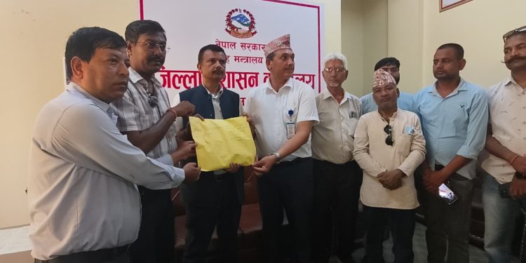 विभेदकारी सूचना तथा विज्ञापन नीतिविरुद्ध पर्साका सन्चारकर्मी द्वारा प्रमुख जिल्ला अधिकारी मार्फत प्रधानमन्त्रीलाई हस्ताक्षर सहित ज्ञापनपत्र बुझायो ।