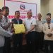 विभेदकारी सूचना तथा विज्ञापन नीतिविरुद्ध पर्साका सन्चारकर्मी द्वारा प्रमुख जिल्ला अधिकारी मार्फत प्रधानमन्त्रीलाई हस्ताक्षर सहित ज्ञापनपत्र बुझायो ।