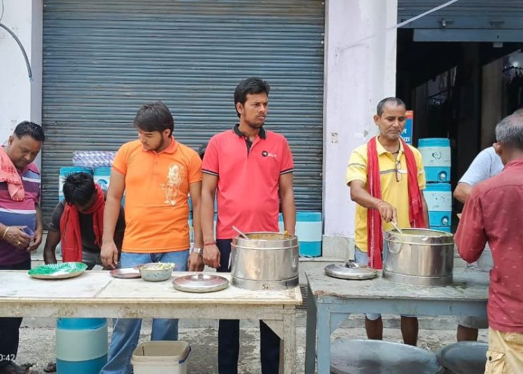 जेयष्ठ मंगलवारको अवसरमा सद्भाव साप्ताहिक भोजन सेवा द्वारा महाविर मन्दिरमा भोजन एवं चिसो सर्बत वितरण कार्यक्रम सफलतापूर्वक सम्पन्न ।