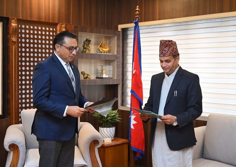 धितोपत्र बोर्डका नवनियुक्त अध्यक्षकाे शपथ, लगानीकर्ताको हितमा काम गर्न अर्थमन्त्रीको निर्देशन