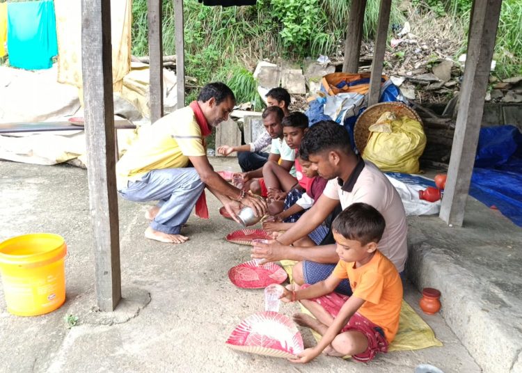 बिरगंज कपडा बैंक द्वारा स्थापना दिवसको अवसरमा दोश्रो दिन सुप्रसिद्ध भाथा धाममा निशुल्क भोजन कार्यक्रमको आयोजना सुसम्पन्न ।