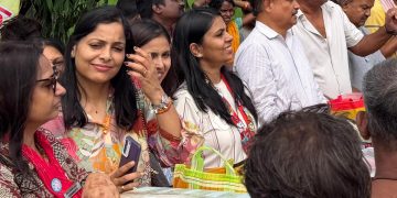 वीरगंज लेडिज सर्कल ३ द्वारा वीरगंज कपडा बैंकको सहकार्यमा मनियारीमा निःशुल्क कपडा वितरण ।