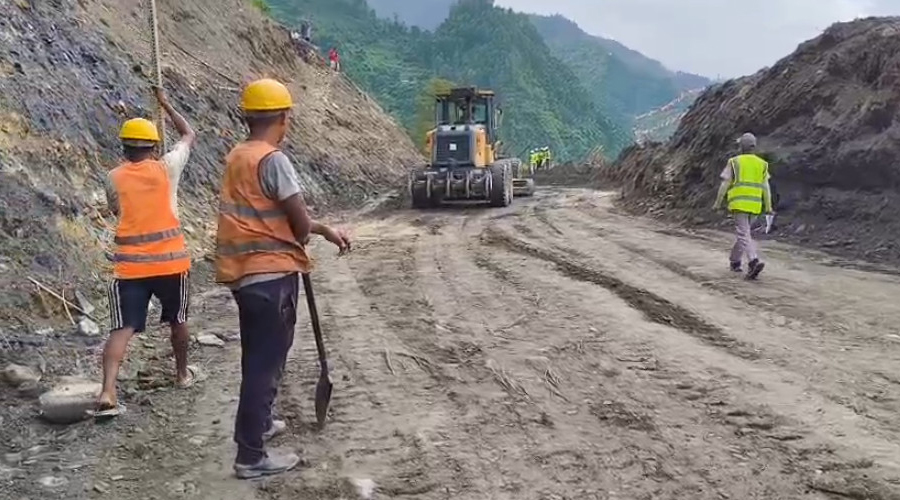 पृथ्वी राजमार्गमा पहिरो, कृष्णभिर नजिक सडक एकतर्फी